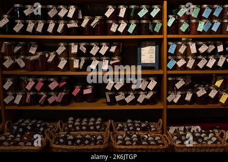 Toronto, Kanada - 28 2022. Mai: Verschiedene Geschmacksrichtungen von Obstkonfitüren auf Holzregalen. Hausgemachte frische Konservierung auf dem Bauernmarkt Stockfoto