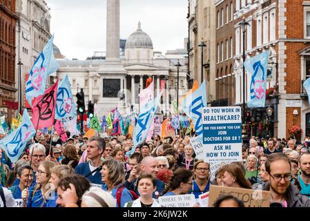 London, Großbritannien. 14. Oktober 2022. Klimaaktivisten vom Extinction Rebellion marschieren vom Trafalgar Square zur Downing Street, um gegen die jüngste Haltung der Regierung zur Öl- und Gasindustrie, Untätigkeit beim Klimawandel und die Erhöhung der Lebenshaltungskosten zu protestieren. Quelle: Andrea Domeniconi/Alamy Live News Stockfoto