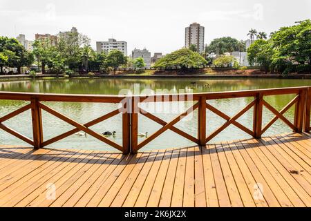 Goiânia, Goias, Brasilien – 09. Oktober 2022: Deck über dem kleinen See in Bosque dos Buritis in der Stadt Goiania. Stockfoto