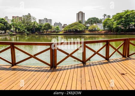 Goiânia, Goias, Brasilien – 09. Oktober 2022: Deck über dem kleinen See in Bosque dos Buritis in der Stadt Goiania. Stockfoto