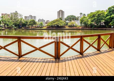 Goiânia, Goias, Brasilien – 09. Oktober 2022: Deck über dem kleinen See in Bosque dos Buritis in der Stadt Goiania. Stockfoto