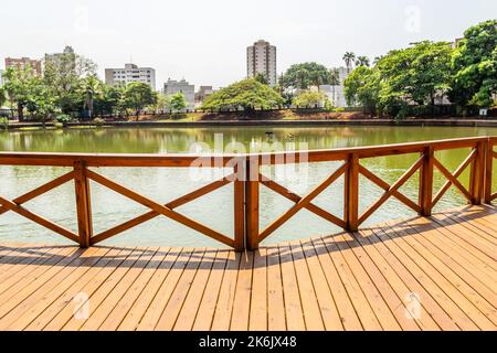 Goiânia, Goias, Brasilien – 09. Oktober 2022: Deck über dem kleinen See in Bosque dos Buritis in der Stadt Goiania. Stockfoto