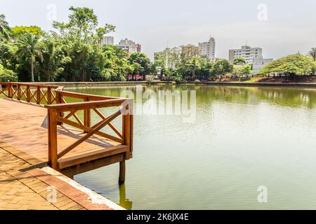 Goiânia, Goias, Brasilien – 09. Oktober 2022: Deck über dem kleinen See in Bosque dos Buritis in der Stadt Goiania. Stockfoto