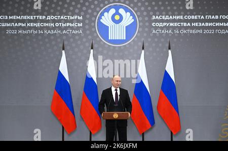 Astana, Kasachstan. 14. Oktober 2022. Der russische Präsident Wladimir Putin spricht während einer Pressekonferenz, nachdem er am 14. Oktober 2022 an einem Gipfeltreffen mit führenden Persönlichkeiten der postsowjetischen Staaten der Gemeinschaft unabhängiger Staaten (GUS) in Astana, Kasachstan, teilgenommen hatte. Präsident Wladimir Putin sagte den Medien am freitag, dass Russland keine Pläne habe, die militärische Mobilisierung auszuweiten, und warnt davor, dass ein direkter Zusammenstoß mit der NATO zu einer „globalen Katastrophe“ führen würde. Foto von Kremlin Pool/UPI Credit: UPI/Alamy Live News Stockfoto