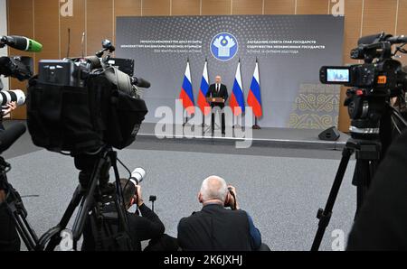 Astana, Kasachstan. 14. Oktober 2022. Der russische Präsident Wladimir Putin spricht während einer Pressekonferenz, nachdem er am 14. Oktober 2022 an einem Gipfeltreffen mit führenden Persönlichkeiten der postsowjetischen Staaten der Gemeinschaft unabhängiger Staaten (GUS) in Astana, Kasachstan, teilgenommen hatte. Präsident Wladimir Putin sagte den Medien am freitag, dass Russland keine Pläne habe, die militärische Mobilisierung auszuweiten, und warnt davor, dass ein direkter Zusammenstoß mit der NATO zu einer „globalen Katastrophe“ führen würde. Foto von Kremlin Pool/UPI Credit: UPI/Alamy Live News Stockfoto