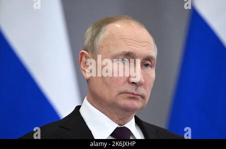 Astana, Kasachstan. 14. Oktober 2022. Der russische Präsident Wladimir Putin spricht während einer Pressekonferenz, nachdem er am 14. Oktober 2022 an einem Gipfeltreffen mit führenden Persönlichkeiten der postsowjetischen Staaten der Gemeinschaft unabhängiger Staaten (GUS) in Astana, Kasachstan, teilgenommen hatte. Präsident Wladimir Putin sagte den Medien am freitag, dass Russland keine Pläne habe, die militärische Mobilisierung auszuweiten, und warnt davor, dass ein direkter Zusammenstoß mit der NATO zu einer „globalen Katastrophe“ führen würde. Foto von Kremlin Pool/UPI Credit: UPI/Alamy Live News Stockfoto