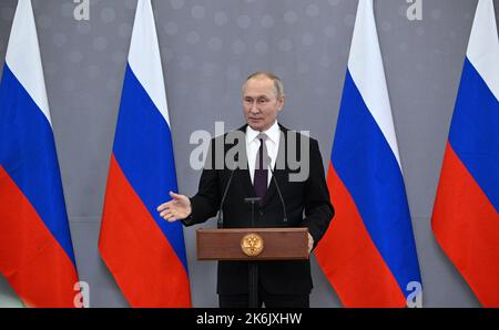 Astana, Kasachstan. 14. Oktober 2022. Der russische Präsident Wladimir Putin spricht während einer Pressekonferenz, nachdem er am 14. Oktober 2022 an einem Gipfeltreffen mit führenden Persönlichkeiten der postsowjetischen Staaten der Gemeinschaft unabhängiger Staaten (GUS) in Astana, Kasachstan, teilgenommen hatte. Präsident Wladimir Putin sagte den Medien am freitag, dass Russland keine Pläne habe, die militärische Mobilisierung auszuweiten, und warnt davor, dass ein direkter Zusammenstoß mit der NATO zu einer „globalen Katastrophe“ führen würde. Foto von Kremlin Pool/UPI Credit: UPI/Alamy Live News Stockfoto