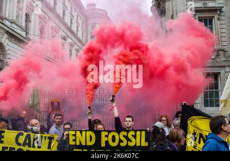 London, Großbritannien. 14.. Oktober 2022. Demonstranten vor der Downing Street. Die Demonstranten des Extinction Rebellion versammelten sich in Westminster und forderten Maßnahmen gegen die Klimakrise und explodierende Energiekosten. Kredit: Vuk Valcic/Alamy Live Nachrichten Stockfoto