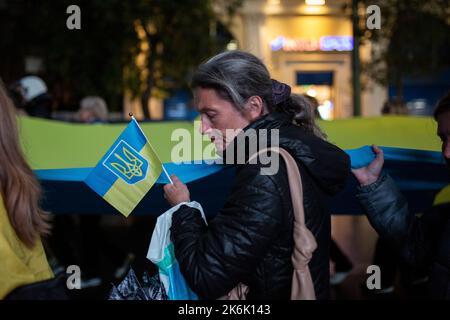 Athen, Griechenland. 14. Oktober 2022. In Griechenland lebende Ukrainer nehmen an einer Demonstration Teil, die Teil der globalen Kampagne „#DefendingUkraine“ zum Tag der Verteidiger der Ukraine ist, die jährlich am 14. Oktober gefeiert wird. Kredit: Socrates Baltagiannis/dpa/Alamy Live Nachrichten Stockfoto