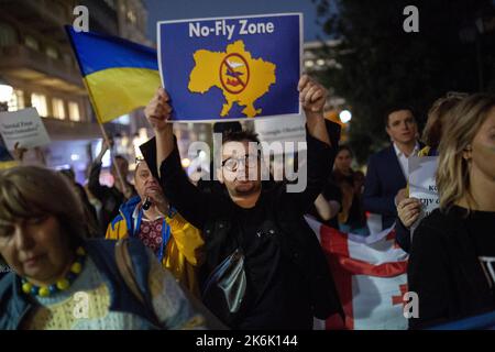 Athen, Griechenland. 14. Oktober 2022. In Griechenland lebende Ukrainer nehmen an einer Demonstration Teil, die Teil der globalen Kampagne „#DefendingUkraine“ zum Tag der Verteidiger der Ukraine ist, die jährlich am 14. Oktober gefeiert wird. Kredit: Socrates Baltagiannis/dpa/Alamy Live Nachrichten Stockfoto