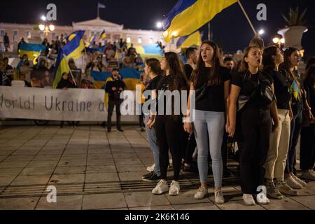 Athen, Griechenland. 14. Oktober 2022. In Griechenland lebende Ukrainer nehmen an einer Demonstration Teil, die Teil der globalen Kampagne „#DefendingUkraine“ zum Tag der Verteidiger der Ukraine ist, die jährlich am 14. Oktober gefeiert wird. Kredit: Socrates Baltagiannis/dpa/Alamy Live Nachrichten Stockfoto