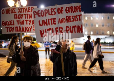 Athen, Griechenland. 14. Oktober 2022. In Griechenland lebende Ukrainer nehmen an einer Demonstration Teil, die Teil der globalen Kampagne „#DefendingUkraine“ zum Tag der Verteidiger der Ukraine ist, die jährlich am 14. Oktober gefeiert wird. Kredit: Socrates Baltagiannis/dpa/Alamy Live Nachrichten Stockfoto