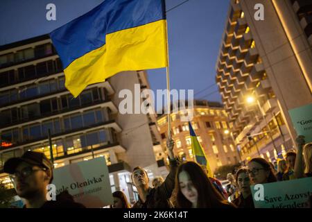 Athen, Griechenland. 14. Oktober 2022. In Griechenland lebende Ukrainer nehmen an einer Demonstration Teil, die Teil der globalen Kampagne „#DefendingUkraine“ zum Tag der Verteidiger der Ukraine ist, die jährlich am 14. Oktober gefeiert wird. Kredit: Socrates Baltagiannis/dpa/Alamy Live Nachrichten Stockfoto