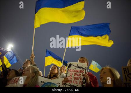 Athen, Griechenland. 14. Oktober 2022. In Griechenland lebende Ukrainer nehmen an einer Demonstration Teil, die Teil der globalen Kampagne „#DefendingUkraine“ zum Tag der Verteidiger der Ukraine ist, die jährlich am 14. Oktober gefeiert wird. Kredit: Socrates Baltagiannis/dpa/Alamy Live Nachrichten Stockfoto