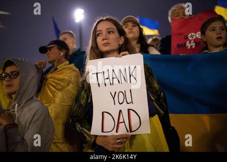 Athen, Griechenland. 14. Oktober 2022. In Griechenland lebende Ukrainer nehmen an einer Demonstration Teil, die Teil der globalen Kampagne „#DefendingUkraine“ zum Tag der Verteidiger der Ukraine ist, die jährlich am 14. Oktober gefeiert wird. Kredit: Socrates Baltagiannis/dpa/Alamy Live Nachrichten Stockfoto