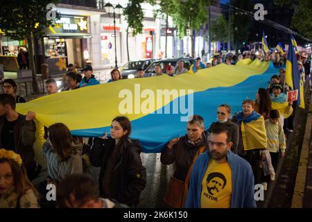 Athen, Griechenland. 14. Oktober 2022. In Griechenland lebende Ukrainer nehmen an einer Demonstration Teil, die Teil der globalen Kampagne „#DefendingUkraine“ zum Tag der Verteidiger der Ukraine ist, die jährlich am 14. Oktober gefeiert wird. Kredit: Socrates Baltagiannis/dpa/Alamy Live Nachrichten Stockfoto