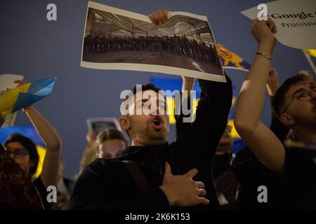 Athen, Griechenland. 14. Oktober 2022. In Griechenland lebende Ukrainer nehmen an einer Demonstration Teil, die Teil der globalen Kampagne „#DefendingUkraine“ zum Tag der Verteidiger der Ukraine ist, die jährlich am 14. Oktober gefeiert wird. Kredit: Socrates Baltagiannis/dpa/Alamy Live Nachrichten Stockfoto