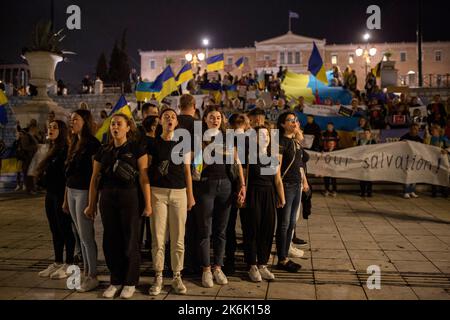 Athen, Griechenland. 14. Oktober 2022. In Griechenland lebende Ukrainer nehmen an einer Demonstration Teil, die Teil der globalen Kampagne „#DefendingUkraine“ zum Tag der Verteidiger der Ukraine ist, die jährlich am 14. Oktober gefeiert wird. Kredit: Socrates Baltagiannis/dpa/Alamy Live Nachrichten Stockfoto