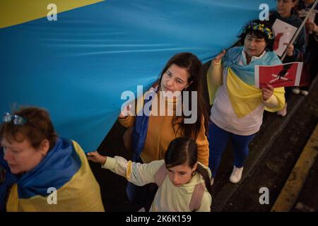 Athen, Griechenland. 14. Oktober 2022. In Griechenland lebende Ukrainer nehmen an einer Demonstration Teil, die Teil der globalen Kampagne „#DefendingUkraine“ zum Tag der Verteidiger der Ukraine ist, die jährlich am 14. Oktober gefeiert wird. Kredit: Socrates Baltagiannis/dpa/Alamy Live Nachrichten Stockfoto