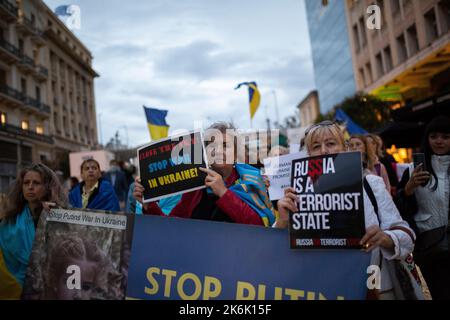 Athen, Griechenland. 14. Oktober 2022. In Griechenland lebende Ukrainer nehmen an einer Demonstration Teil, die Teil der globalen Kampagne „#DefendingUkraine“ zum Tag der Verteidiger der Ukraine ist, die jährlich am 14. Oktober gefeiert wird. Kredit: Socrates Baltagiannis/dpa/Alamy Live Nachrichten Stockfoto