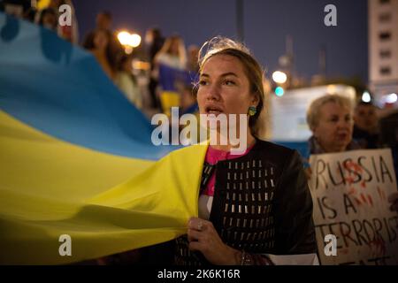 Athen, Griechenland. 14. Oktober 2022. In Griechenland lebende Ukrainer nehmen an einer Demonstration Teil, die Teil der globalen Kampagne „#DefendingUkraine“ zum Tag der Verteidiger der Ukraine ist, die jährlich am 14. Oktober gefeiert wird. Kredit: Socrates Baltagiannis/dpa/Alamy Live Nachrichten Stockfoto