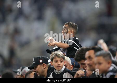 Sao Paulo, Brasilien. 14. Oktober 2022. 12.. Oktober 2022; Arena Corinthians Stadium, Sao Paulo, Brasilien; Final Copa do Brasil 2022, Corinthians versus Flamengo; Supporters of Corinthians Credit: Action Plus Sports Images/Alamy Live News Stockfoto