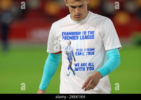 London, Großbritannien. 14. Oktober 2022. Die Solly March #7 von Brighton & Hove Albion erwärmt sich vor dem Start mit einem Trikot zu Ehren von Enock Mwepu #8 von Brighton & Hove Albion während des Premier League-Spiels Brentford gegen Brighton und Hove Albion im Brentford Community Stadium, London, Großbritannien, 14.. Oktober 2022 (Foto von Carlton Myrie/News Images) in London, Großbritannien am 10/14/2022. (Foto von Carlton Myrie/News Images/Sipa USA) Quelle: SIPA USA/Alamy Live News Stockfoto