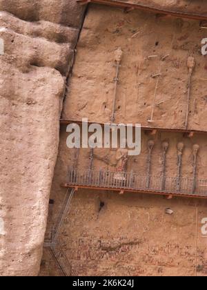 Die Höhle des Wasservorhangs, auch bekannt als Shuilian Dong im Bezirk Wushan, Gansu, Tianshui, Gansu, China, VRC. Der Höhlenkomplex ist ein Schatzhaus des Buddhismus mit uralten Anlagen an der vertikalen Felswand. (126) Stockfoto