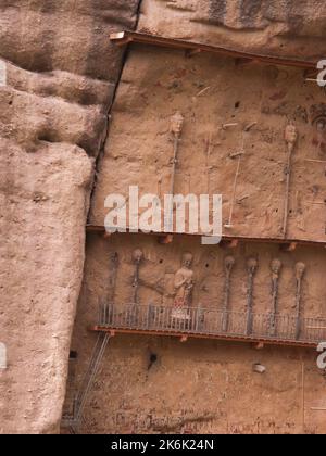 Die Höhle des Wasservorhangs, auch bekannt als Shuilian Dong im Bezirk Wushan, Gansu, Tianshui, Gansu, China, VRC. Der Höhlenkomplex ist ein Schatzhaus des Buddhismus mit uralten Anlagen an der vertikalen Felswand. (126) Stockfoto