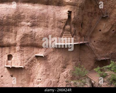 Die Höhle des Wasservorhangs, auch bekannt als Shuilian Dong im Bezirk Wushan, Gansu, Tianshui, Gansu, China, VRC. Der Höhlenkomplex ist ein Schatzhaus des Buddhismus mit uralten Anlagen an der vertikalen Felswand. (126) Stockfoto