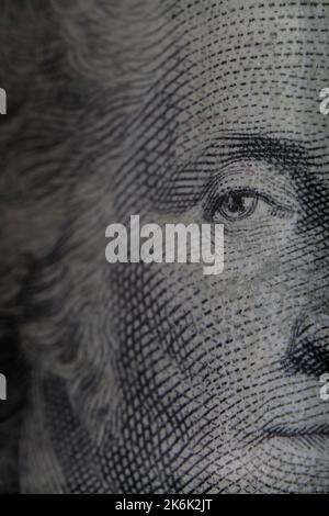 Makroansicht von George Washington Auge auf abgenutzte schmutzige US-Dollar-Rechnung. Stockfoto