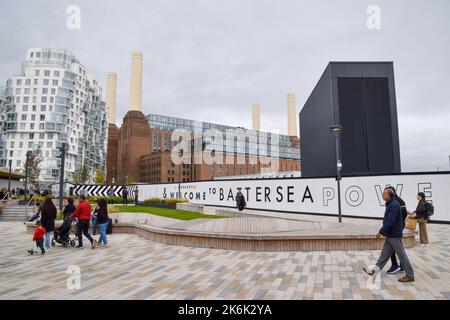 London, Großbritannien. 14.. Oktober 2022. Das Kraftwerk Battersea öffnet nach vier Jahrzehnten seine Türen für die Öffentlichkeit. Nach umfangreichen Umbauten beherbergt das legendäre ehemalige Kraftwerk heute Geschäfte, Restaurants, Bars, Büros und Luxuswohnungen. Kredit: Vuk Valcic/Alamy Live Nachrichten Stockfoto