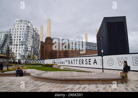 London, Großbritannien. 14.. Oktober 2022. Das Kraftwerk Battersea öffnet nach vier Jahrzehnten seine Türen für die Öffentlichkeit. Nach umfangreichen Umbauten beherbergt das legendäre ehemalige Kraftwerk heute Geschäfte, Restaurants, Bars, Büros und Luxuswohnungen. Kredit: Vuk Valcic/Alamy Live Nachrichten Stockfoto