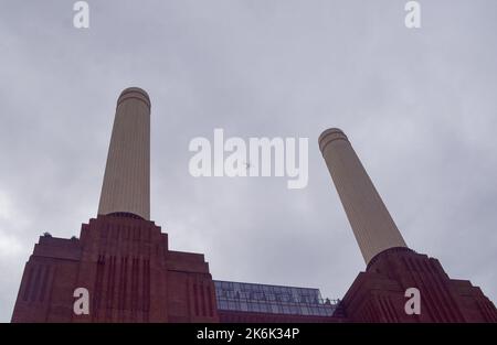 London, Großbritannien. 14.. Oktober 2022. Das Kraftwerk Battersea öffnet nach vier Jahrzehnten seine Türen für die Öffentlichkeit. Nach umfangreichen Umbauten beherbergt das legendäre ehemalige Kraftwerk heute Geschäfte, Restaurants, Bars, Büros und Luxuswohnungen. Kredit: Vuk Valcic/Alamy Live Nachrichten Stockfoto