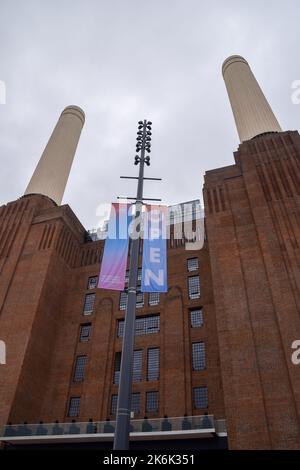 London, Großbritannien. 14.. Oktober 2022. Das Kraftwerk Battersea öffnet nach vier Jahrzehnten seine Türen für die Öffentlichkeit. Nach umfangreichen Umbauten beherbergt das legendäre ehemalige Kraftwerk heute Geschäfte, Restaurants, Bars, Büros und Luxuswohnungen. Kredit: Vuk Valcic/Alamy Live Nachrichten Stockfoto