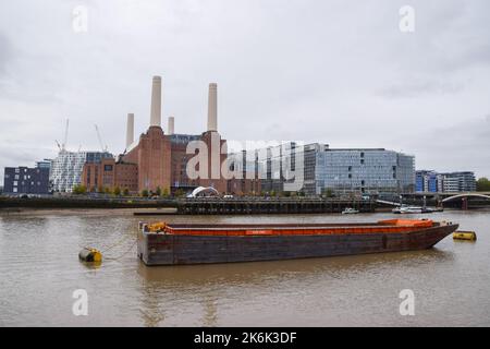 London, Großbritannien. 14.. Oktober 2022. Das Kraftwerk Battersea öffnet nach vier Jahrzehnten seine Türen für die Öffentlichkeit. Nach umfangreichen Umbauten beherbergt das legendäre ehemalige Kraftwerk heute Geschäfte, Restaurants, Bars, Büros und Luxuswohnungen. Kredit: Vuk Valcic/Alamy Live Nachrichten Stockfoto