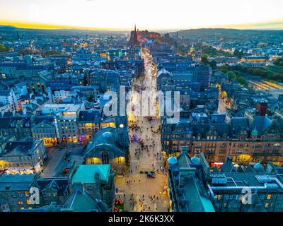 Luftaufnahme in der Dämmerung der Royal Mile in der Altstadt von Edinburgh, Schottland, Großbritannien Stockfoto