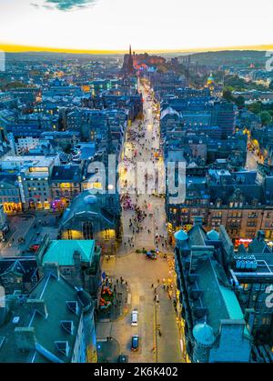 Luftaufnahme in der Dämmerung der Royal Mile in der Altstadt von Edinburgh, Schottland, Großbritannien Stockfoto