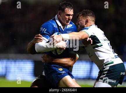 Sale Sharks' Tom Roebuck (Mitte) wird während des Spiels der Gallagher Premiership im AJ Bell Stadium in Salford von will Joseph (hinten) und James Stokes aus London angegangen. Bilddatum: Freitag, 14. Oktober 2022. Stockfoto