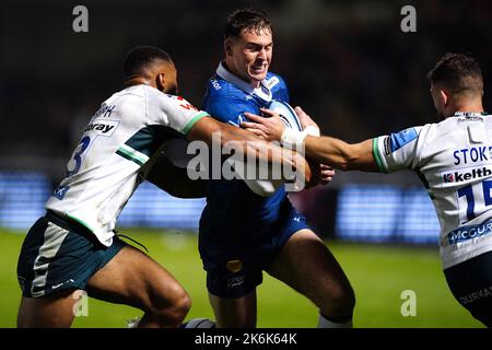 Sale Sharks' Tom Roebuck (Mitte) wird von will Joseph (links) und James Stokes aus London während des Spiels der Gallagher Premiership im AJ Bell Stadium, Salford, angegangen. Bilddatum: Freitag, 14. Oktober 2022. Stockfoto