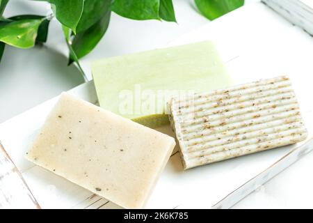 Hausgemachte Seife Konzept Nahaufnahme, Bio-handgemachte Seife mit Ölen, pflanzlichen Ngredients, Spa-und Hautpflege-Konzept Stockfoto