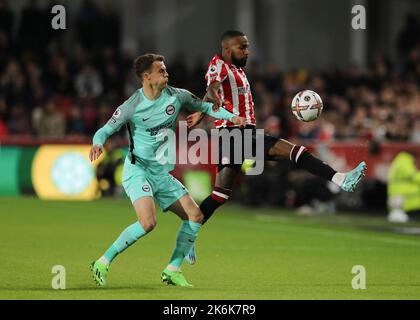 London, Großbritannien. 14. Oktober 2022. 14.. Oktober 2022; GTECH Community Stadium, Brentford, London, England; Premier League Football, Brentford gegen Brighton und Hove Albion: Rico Henry von Brentford wird von Solly March of Brighton &amp; Hove Albion herausgefordert Credit: Action Plus Sports Images/Alamy Live News Stockfoto