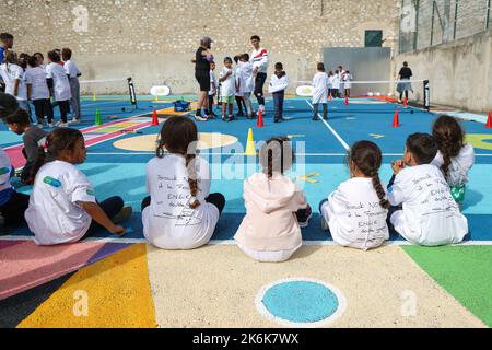 Marseille, Frankreich. 12. Oktober 2022. Blick auf den ersten Spielplatz des Vereins ''FÃªte le Mur''. Die Eröffnung des ersten Spielplatzes des Vereins ''FÃªte le Mur'', einer Vereinigung, die Yannick Noah, Tennismeister und Präsident des Vereins, 1996 zur Bildung und Integration von jungen Menschen aus benachteiligten Stadtvierteln gegründet hat. Der Verein will jungen Marseille aus benachteiligten Vierteln eine andere Sportart als Fußball anbieten. Das Gelände umfasst direkt integrierte Lernelemente, die eine Reduzierung der Ausrüstung ermöglichen. Bis 2024 rund zehn Projekte Stockfoto