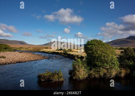 Der Owenduff River, eine beeindruckende Landschaft der weiten und abgelegenen Torfgebiete am Rand des Wild Nephin National Park, co Mayo, Irland. Stockfoto