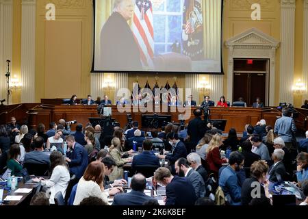 (221014) -- WASHINGTON, 14. Oktober 2022 (Xinhua) -- das Foto vom 13. Oktober 2022 zeigt eine öffentliche Anhörung der USA House Select Committee zur Untersuchung des Angriffs auf die USA vom 6.. Januar Capitol in Washington, DC, USA. Das Auswahlkomitee des Repräsentantenhauses, das den Aufstand des letzten Jahres im Capitol untersucht, stimmte am Donnerstag für die Vorladung ehemaliger US-Amerikaner Präsident Donald Trump. (Jonathan Ernst/Pool via Xinhua) Stockfoto