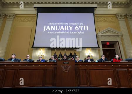 (221014) -- WASHINGTON, 14. Oktober 2022 (Xinhua) -- das Foto vom 13. Oktober 2022 zeigt eine öffentliche Anhörung der USA House Select Committee zur Untersuchung des Angriffs auf die USA vom 6.. Januar Capitol in Washington, DC, USA. Das Auswahlkomitee des Repräsentantenhauses, das den Aufstand des letzten Jahres im Capitol untersucht, stimmte am Donnerstag für die Vorladung ehemaliger US-Amerikaner Präsident Donald Trump. (Alex Wong/Pool via Xinhua) Stockfoto