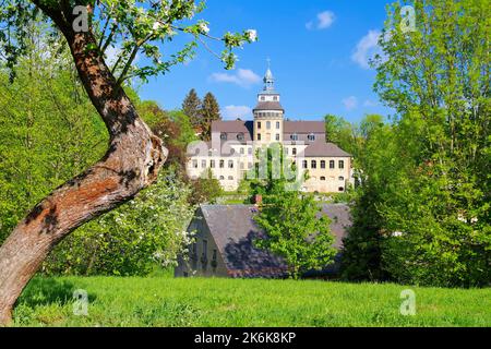 Zittauer Gebirge, der Hainewalde Palast im Frühjahr mit blühenden Apfelbäumen Stockfoto