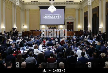 (221014) -- WASHINGTON, 14. Oktober 2022 (Xinhua) -- das Foto vom 13. Oktober 2022 zeigt eine öffentliche Anhörung der USA House Select Committee zur Untersuchung des Angriffs auf die USA vom 6.. Januar Capitol in Washington, DC, USA. Das Auswahlkomitee des Repräsentantenhauses, das den Aufstand des letzten Jahres im Capitol untersucht, stimmte am Donnerstag für die Vorladung ehemaliger US-Amerikaner Präsident Donald Trump. (Jonathan Ernst/Pool via Xinhua) Stockfoto