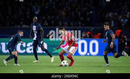 PARIS, FRANKREICH - 11. OKTOBER: Gilberto von SL Benfica und Marco Verratti und Juan Bernat von Paris Saint-Germain im Einsatz während der UEFA Champions Leagu Stockfoto