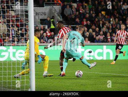 London, Großbritannien. 14. Oktober 2022. 14.. Oktober 2022; GTECH Community Stadium, Brentford, London, England; Premier League Football, Brentford gegen Brighton und Hove Albion: Ivan Toney von Brentford Backheel ist der Ball an Adam Webster von Brighton &amp; Hove Albion vorbei, um seine Seiten 1. Tor in der 27. Minute zu machen 1-0 Credit: Action Plus Sports Images/Alamy Live News Stockfoto